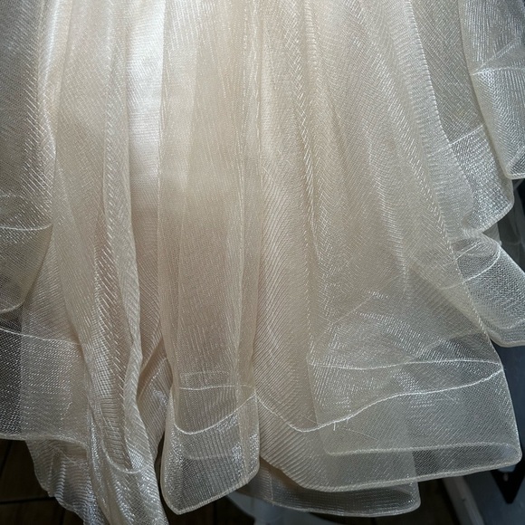 Elegant Gold Off-Shoulder Dress (c) - Picture 5 of 13